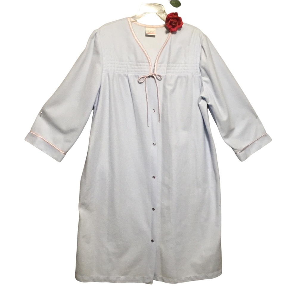 Vtg Simply Basic Robe Pearl Snap Baby blue Satin trim EUC
